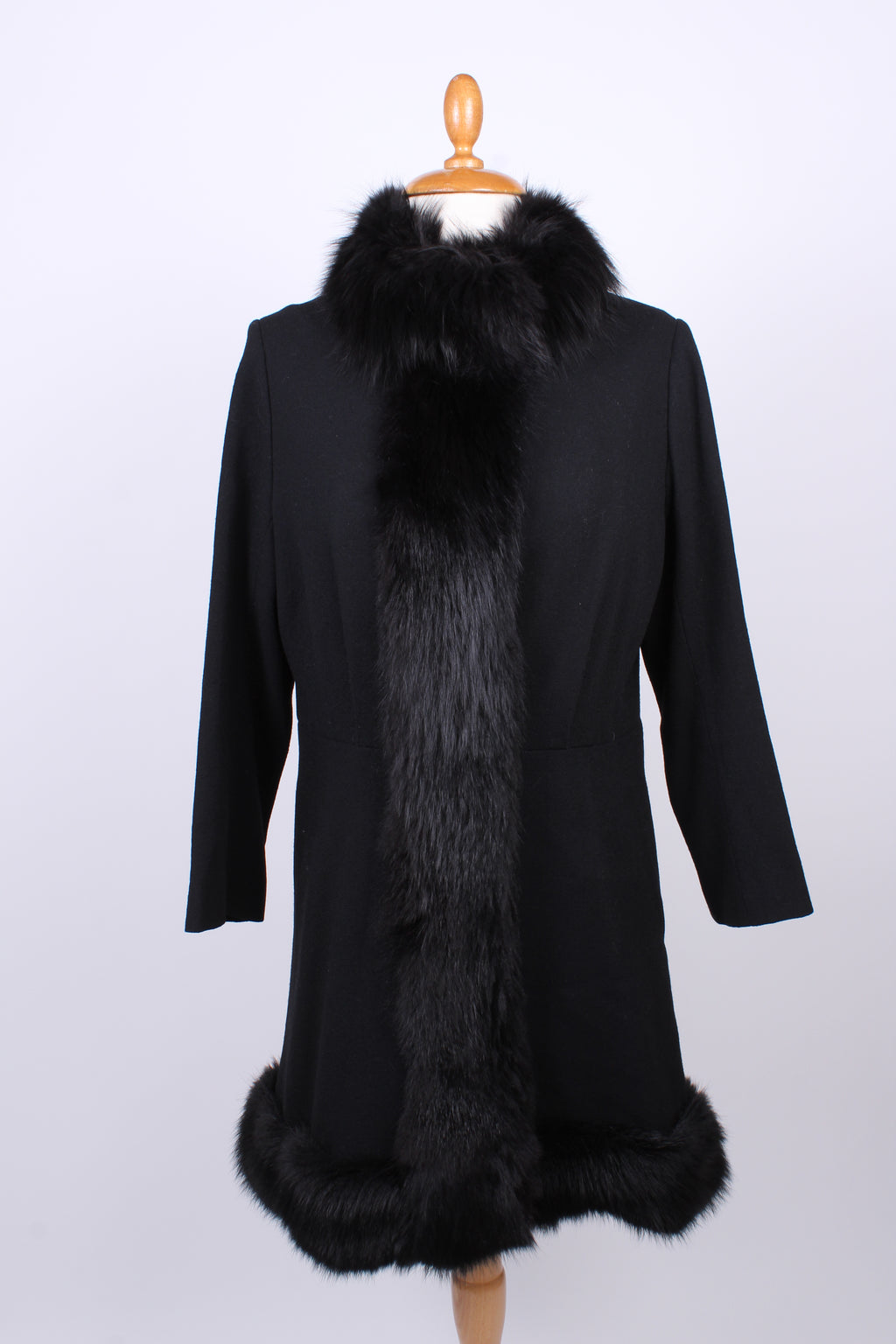 Sort frakke med pels. 1960. S