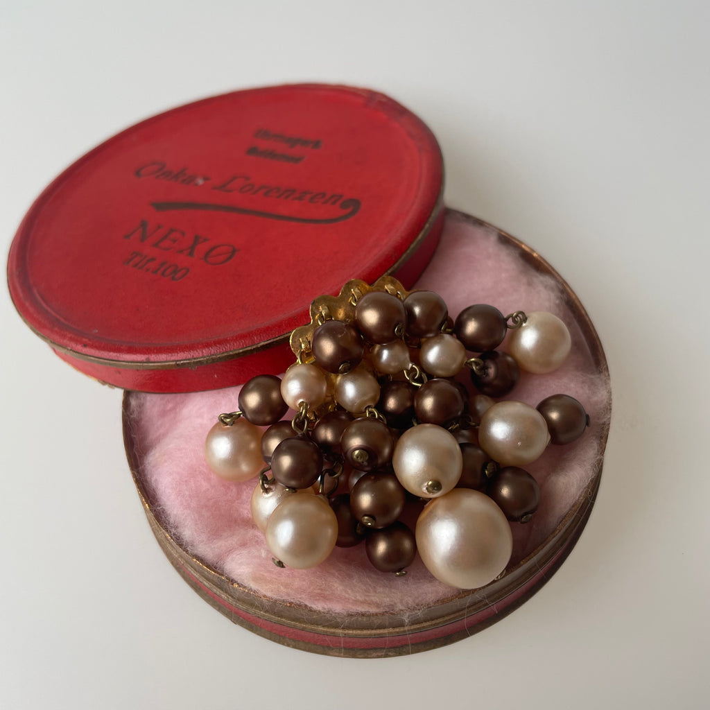 Broche med perler, råhvid og brun. 1950