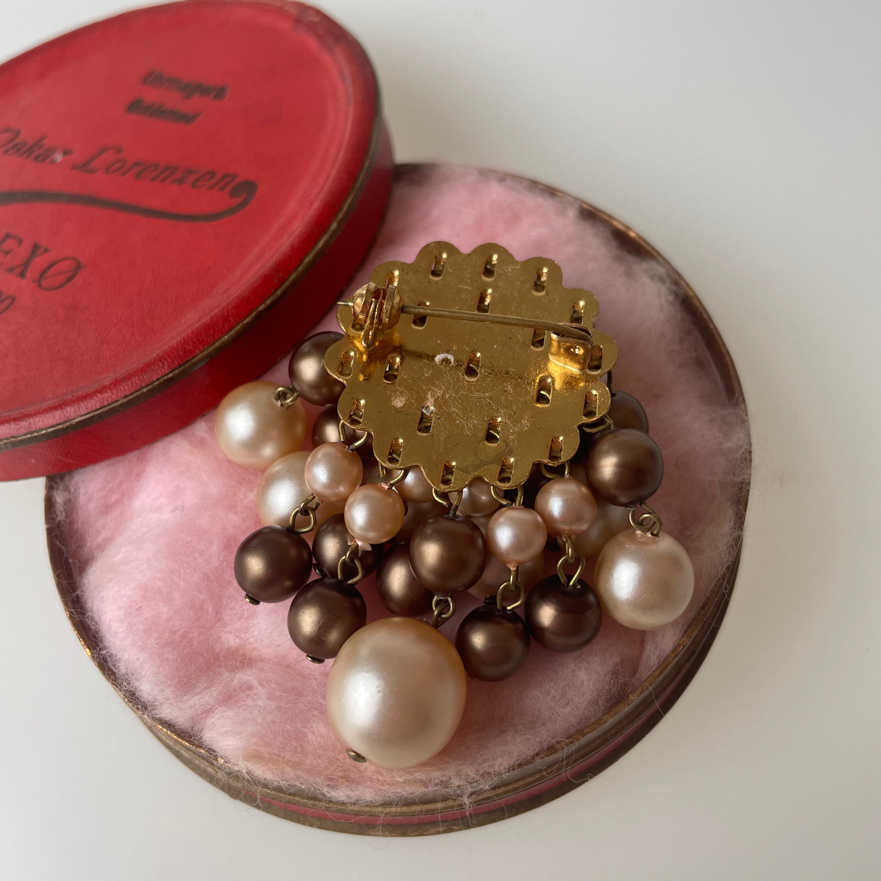 Broche med perler, råhvid og brun. 1950