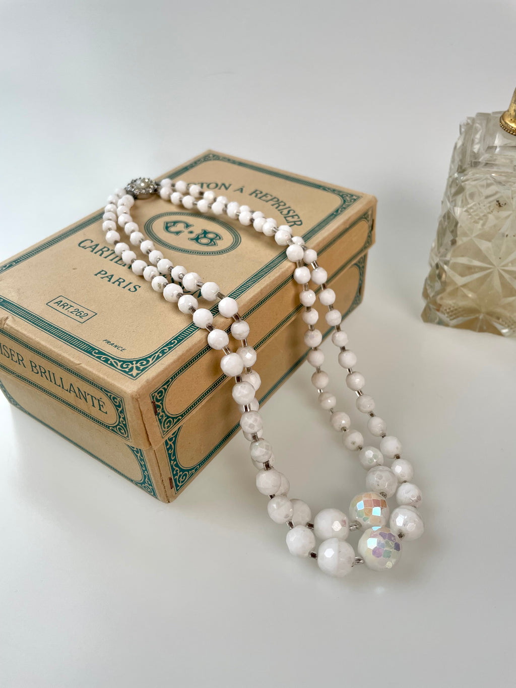 2-radet halskæde med hvide glas perler. 1960