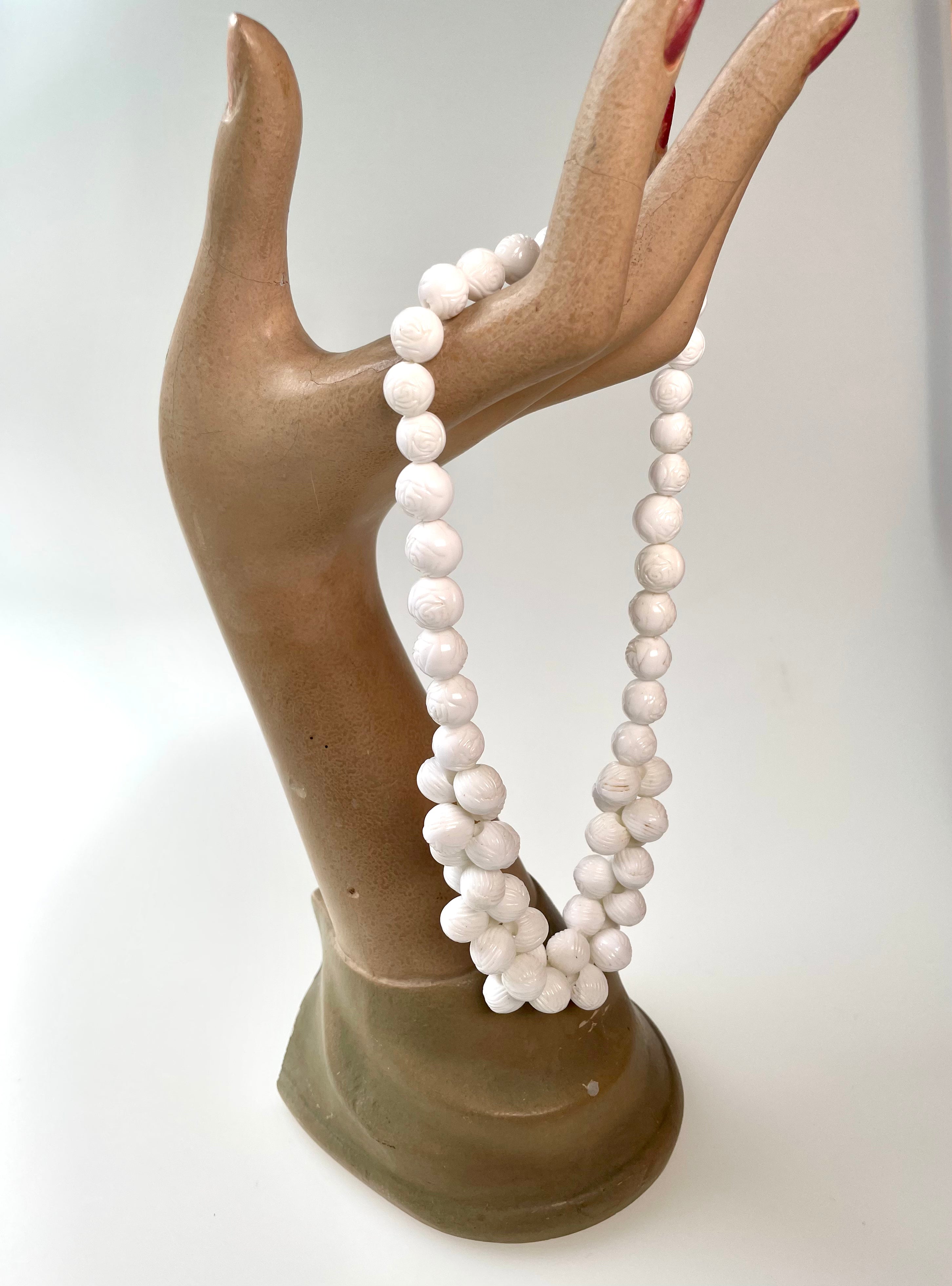 Halskæde, perler af små rosenknopper i hvid plast. Ca. 1960