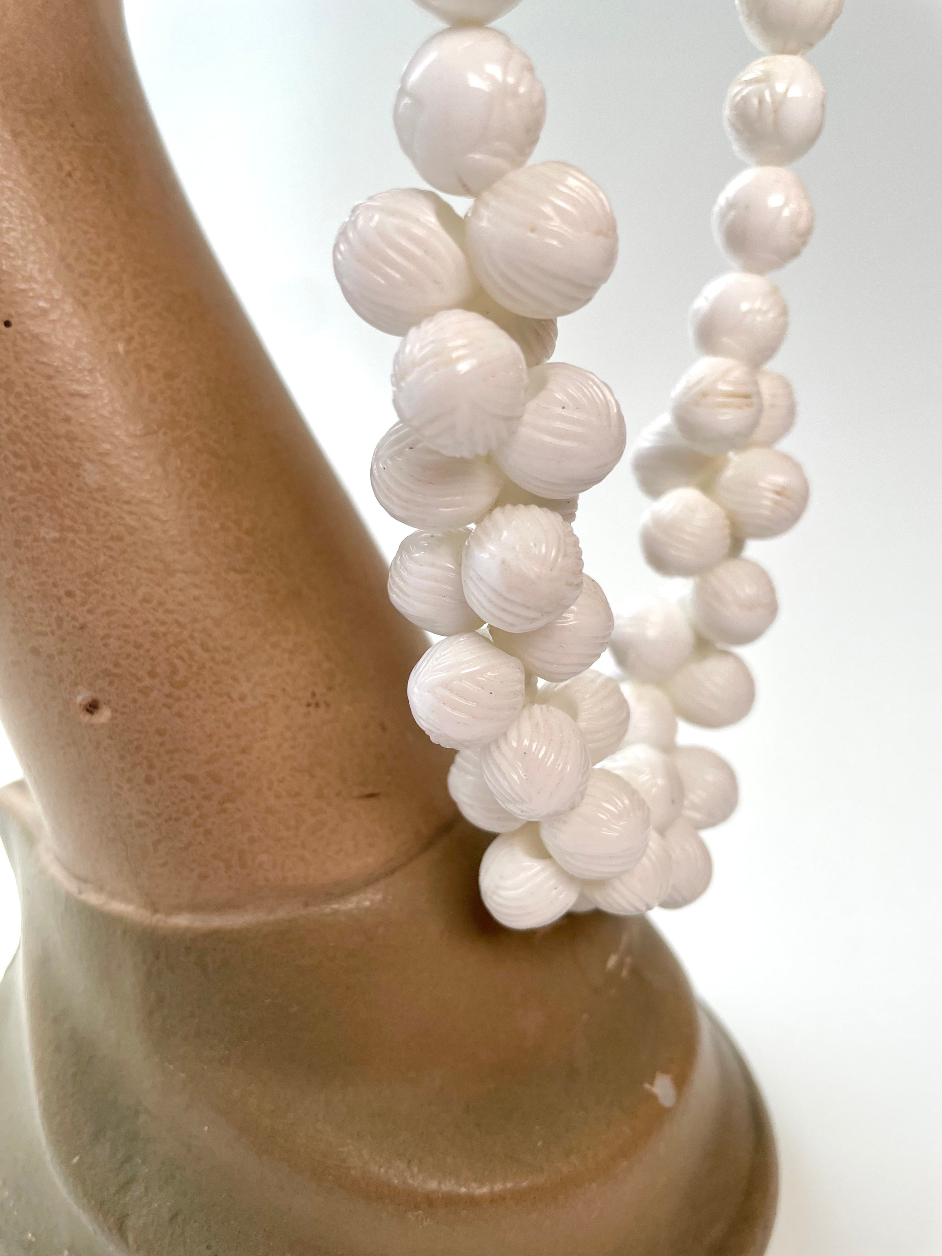 Halskæde, perler af små rosenknopper i hvid plast. Ca. 1960