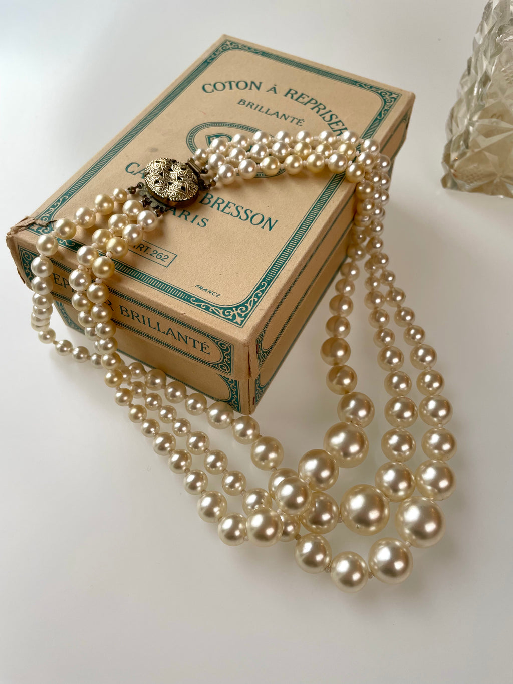 Halskæde. Tre-radet med fake perler. 1950