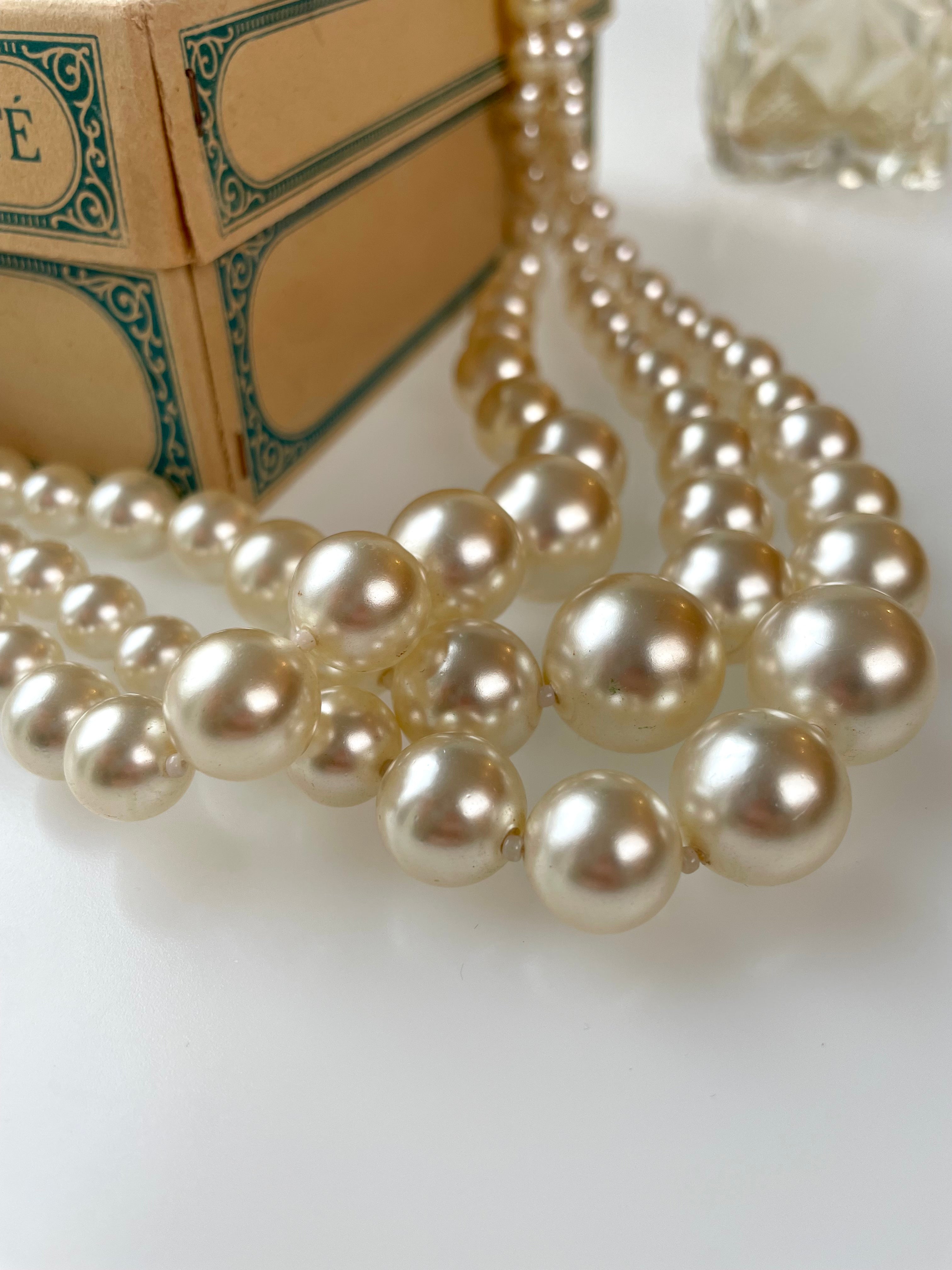 Halskæde. Tre-radet med fake perler. 1950