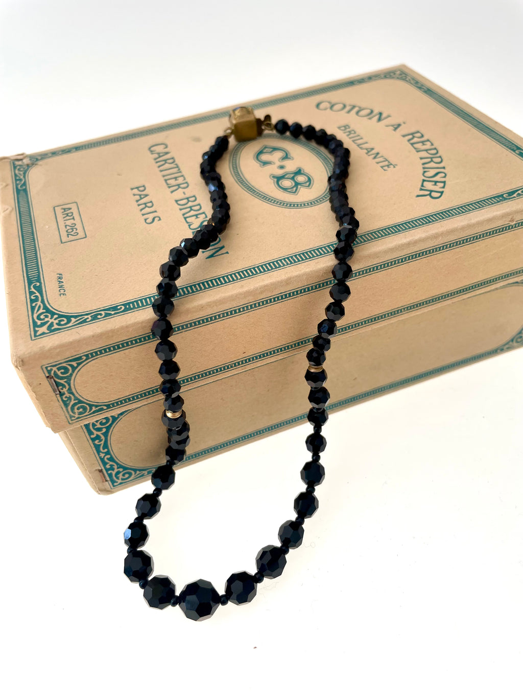 Sort kort halskæde med slebne perler i jet eller glas. 1950