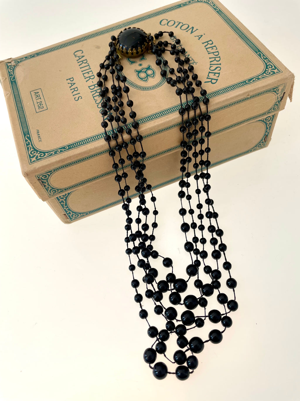 Halskæde i sort plast, fem radet. 1950-1960
