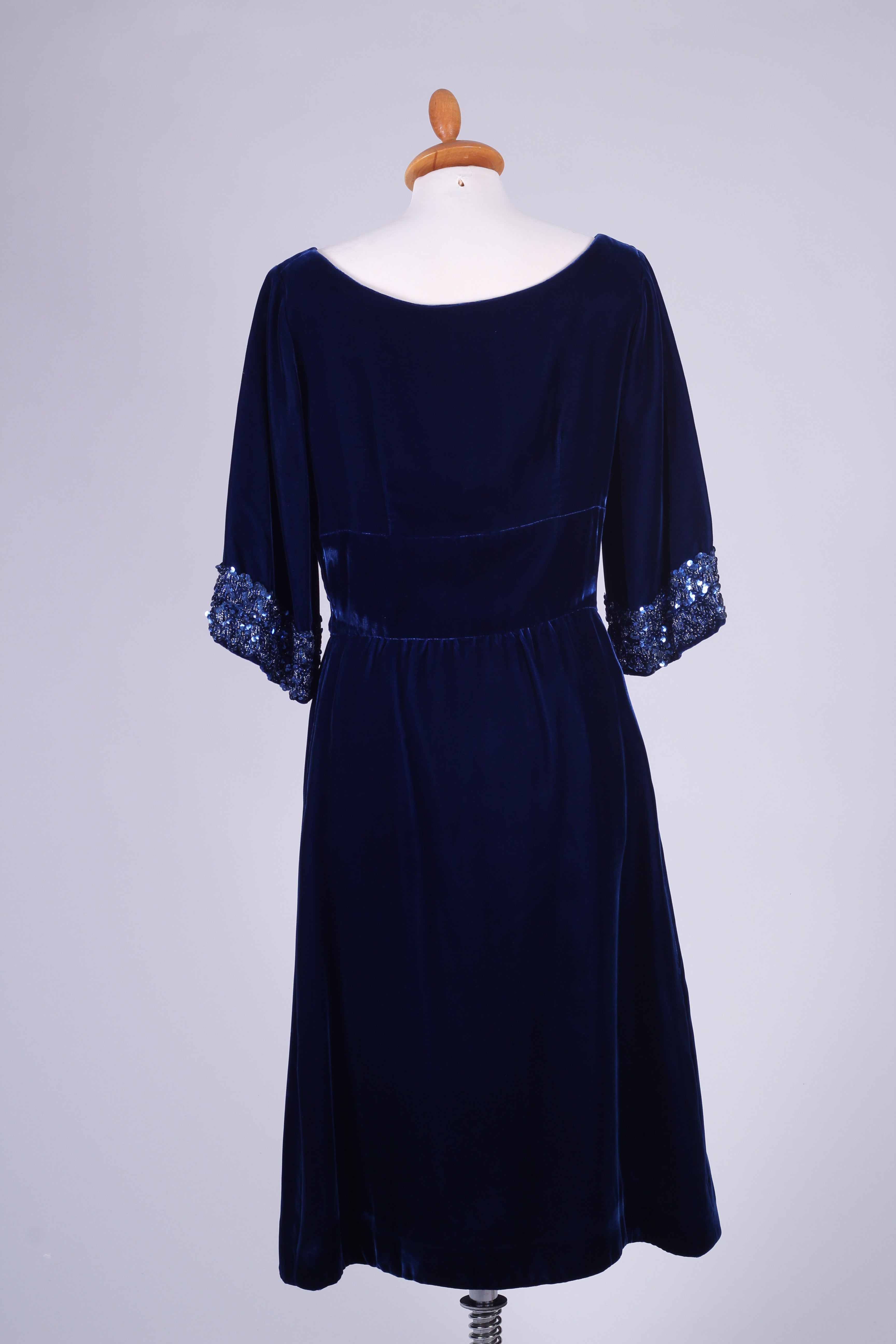 Mørkeblå skræddersyet silkevelour selskabskjole med palietter 1960'erne. S