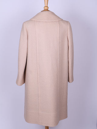 Cremefarvet frakke i uldsstof. 1960. L
