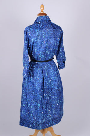 Blå mønstret kjole. 1960.