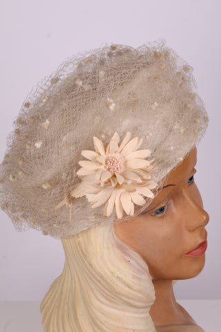 Råhvid pillbox hat med hatteslør og blomst. 1960