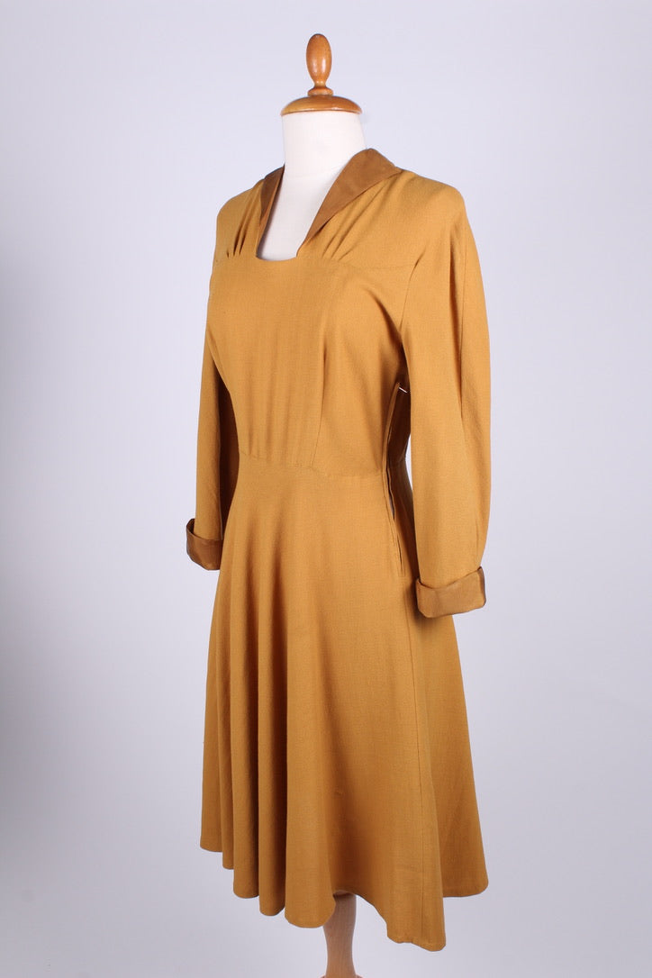 Karrygul uldcrepe kjole. 1940. S