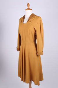 Karrygul uldcrepe kjole. 1940. S