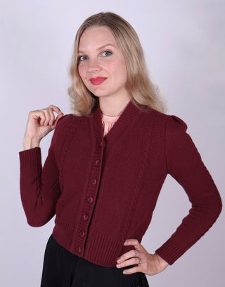 Sød og feminin kabelstrikket 1940’er cardigan – Merino – Bordeaux  – Astrid