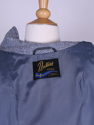 Lyseblå / grå herringbone tweed frakke. 1970. S-M