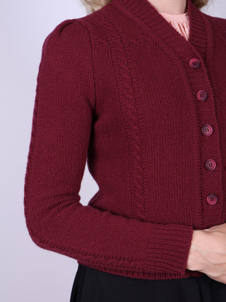 Sød og feminin kabelstrikket 1940’er cardigan – Merino – Bordeaux  – Astrid