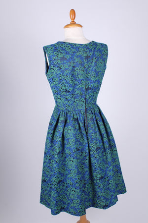 Blomstret uldbrokade kjole. 1950/1960. S