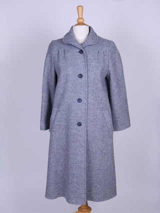 Lyseblå / grå herringbone tweed frakke. 1970. S-M