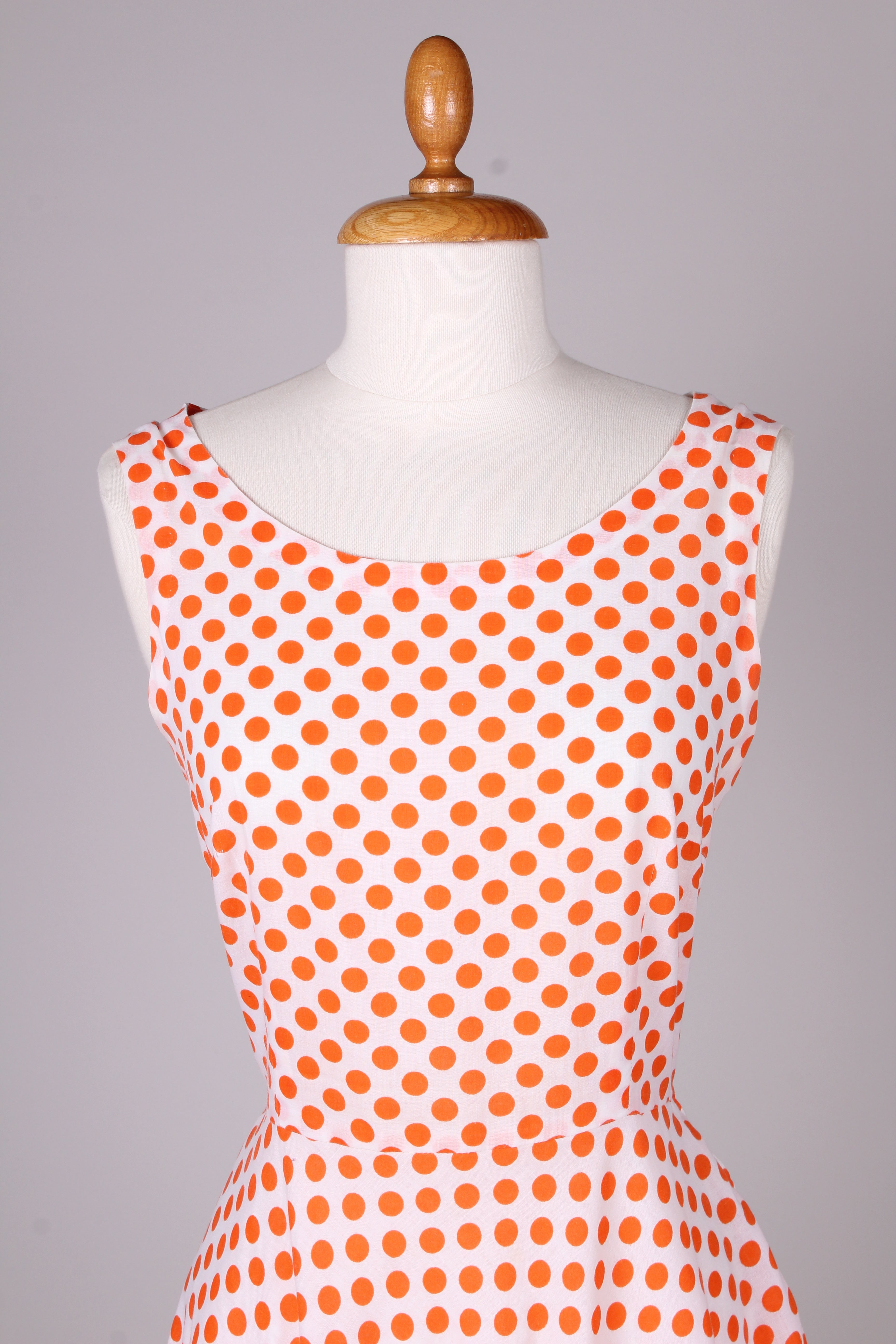 Sommerkjole med orange prikker. Slut. 1950. S-M