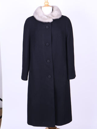 Sort uld frakke med grå minkkrave. 1960. L