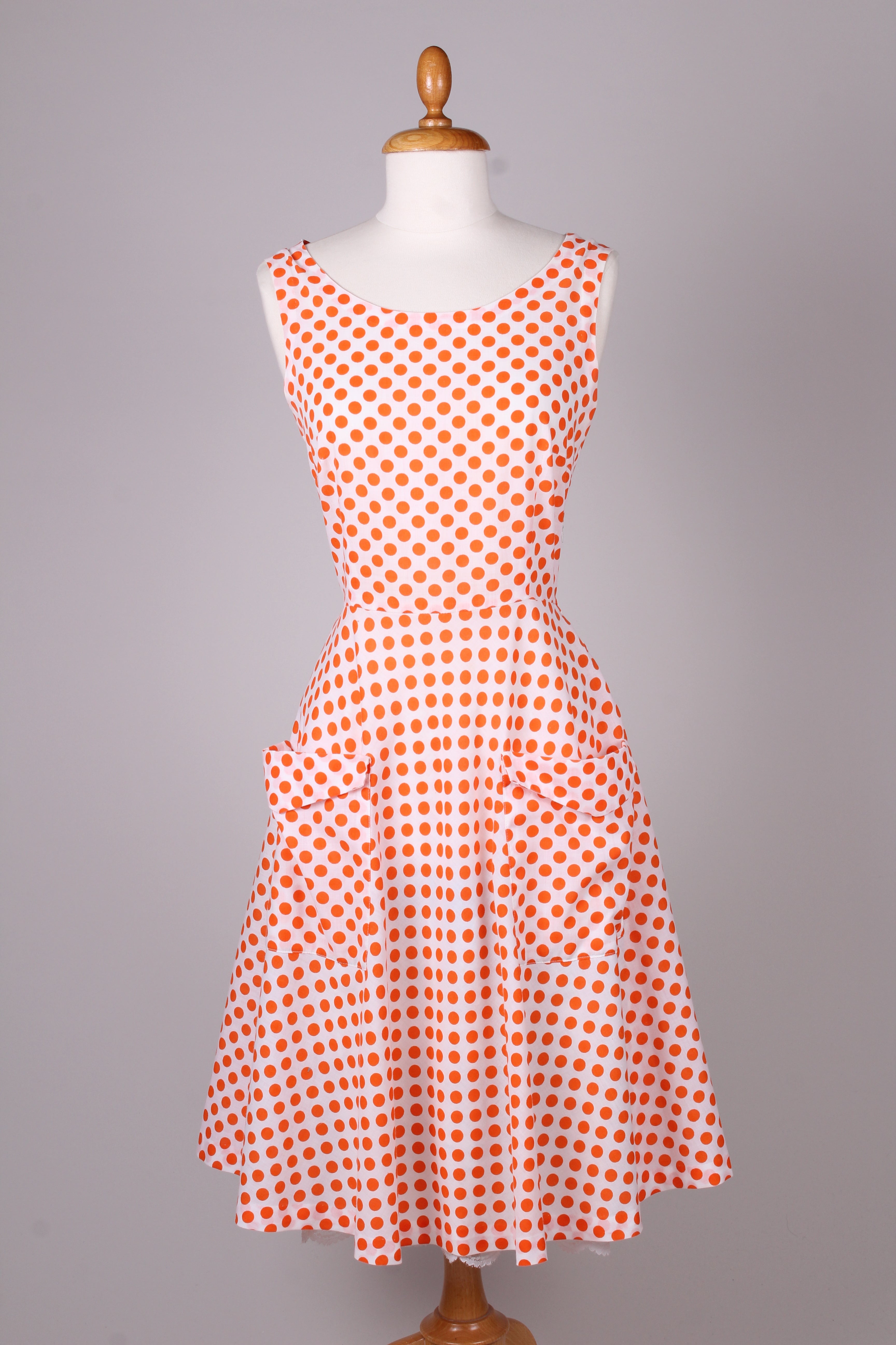 Sommerkjole med orange prikker. Slut. 1950. S-M