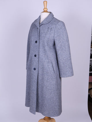 Lyseblå / grå herringbone tweed frakke. 1970. S-M