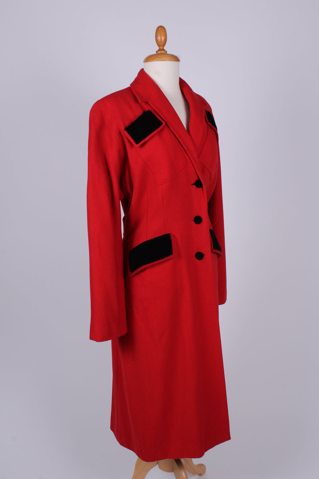 Rød frakke med sorte detaljer i velour. 1940. S-M