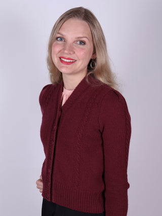Sød og feminin kabelstrikket 1940’er cardigan – Merino – Bordeaux  – Astrid