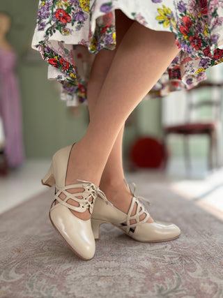 1930'er pumps med udskåret mønster og snøre - Off-White - Eva
