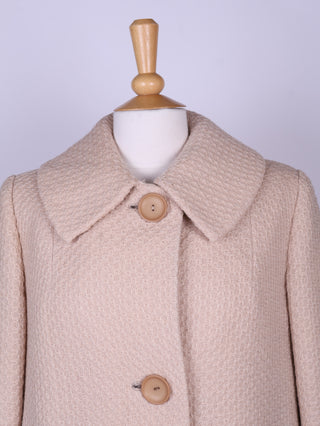 Cremefarvet frakke i uldsstof. 1960. L