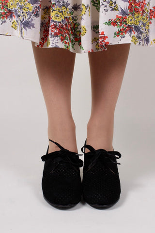 1940'er pumps i ruskind med snøre og hulmønster - Sort - Esther