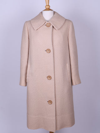 Cremefarvet frakke i uldsstof. 1960. L