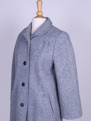 Lyseblå / grå herringbone tweed frakke. 1970. S-M