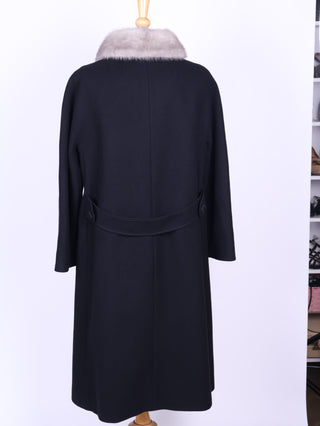 Sort uld frakke med grå minkkrave. 1960. L