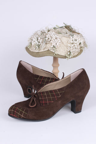 1940'er pumps i ruskind med flerfarvet syet mønster - Brun - Edith