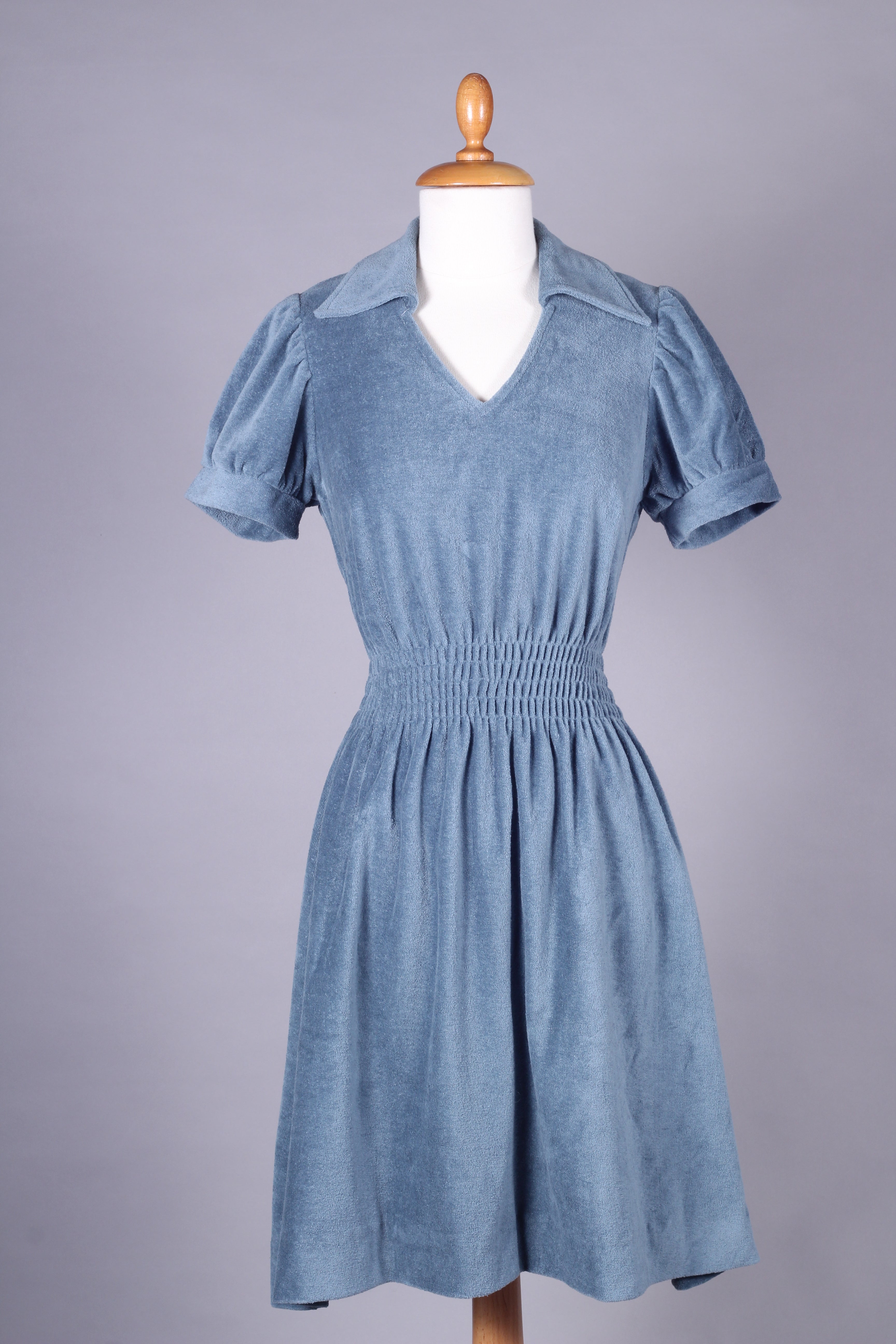 Tilsvarende sammentrækning Kejserlig Top Style of Denmark. Blågrå velour kjole med elastik i taljen. 1970. –  Vintage Divine