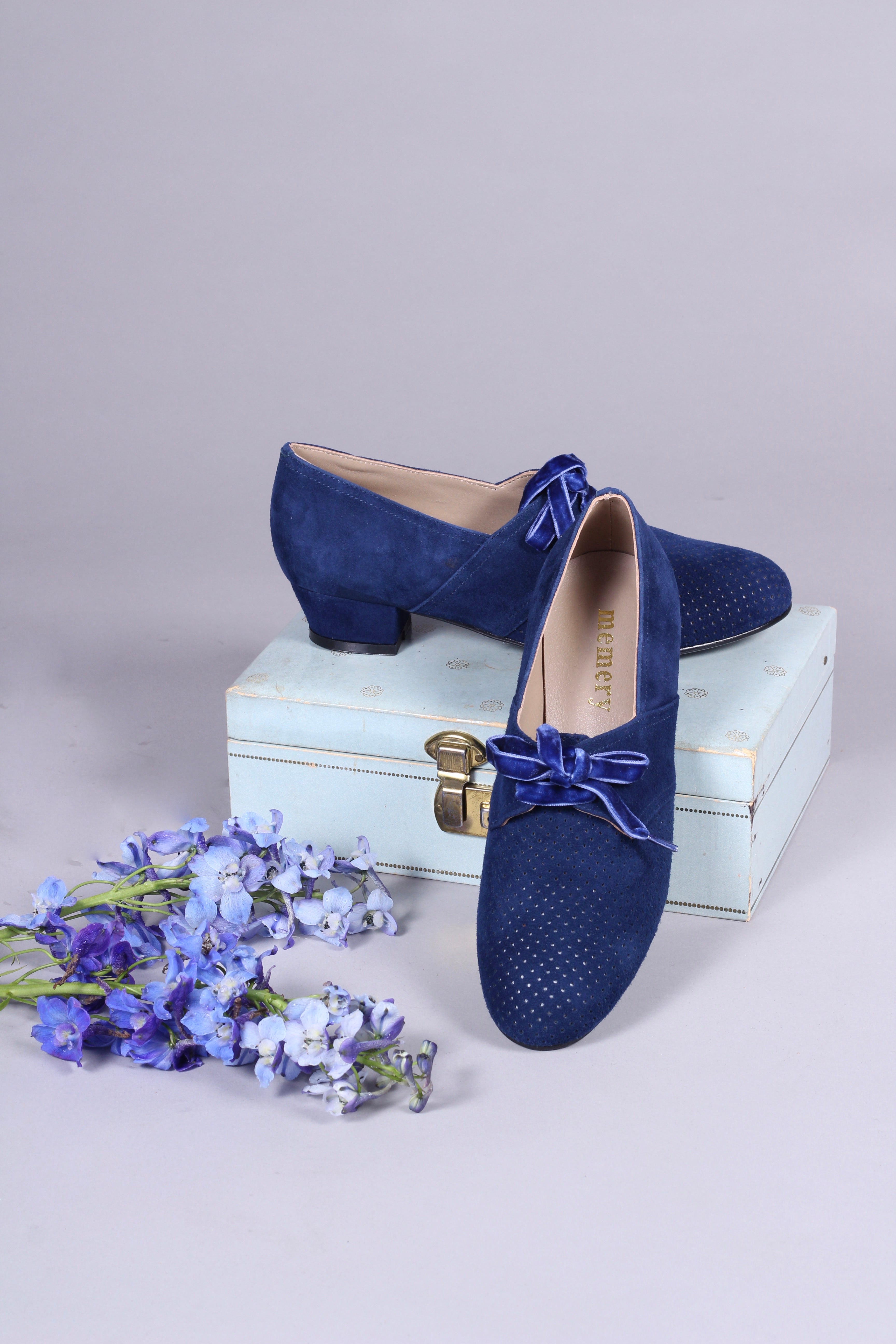 ustabil indendørs Fedt 1940'er vintage style Oxford sko i ruskind med snøre - Lav hæl - Navy –  Vintage Divine v. memery Aps