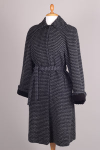 Frakke, grå/sort uld, velour på ærmerne. 1950. L