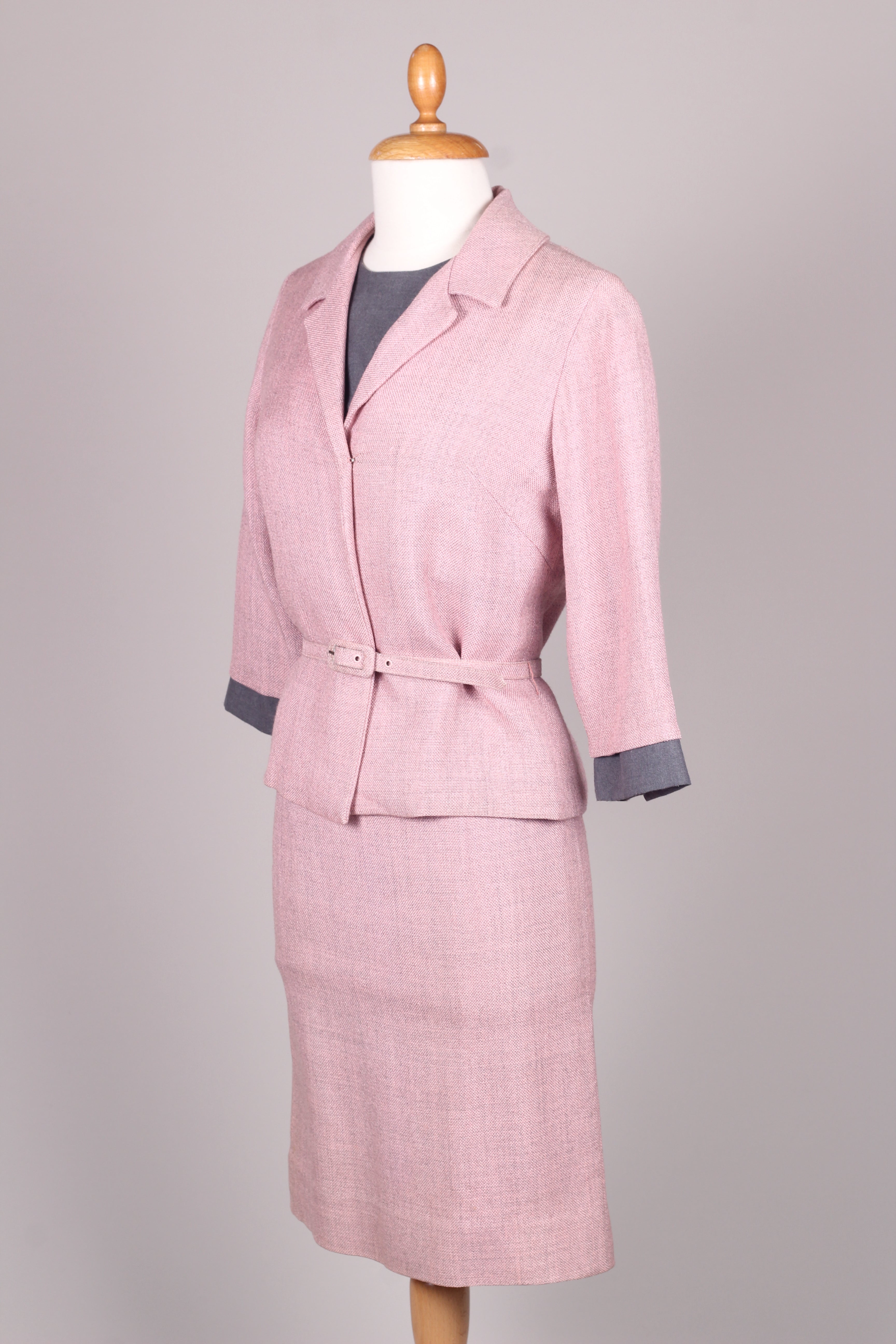 Rosa og grå kjole med jakke og bælte. 1960. Xs