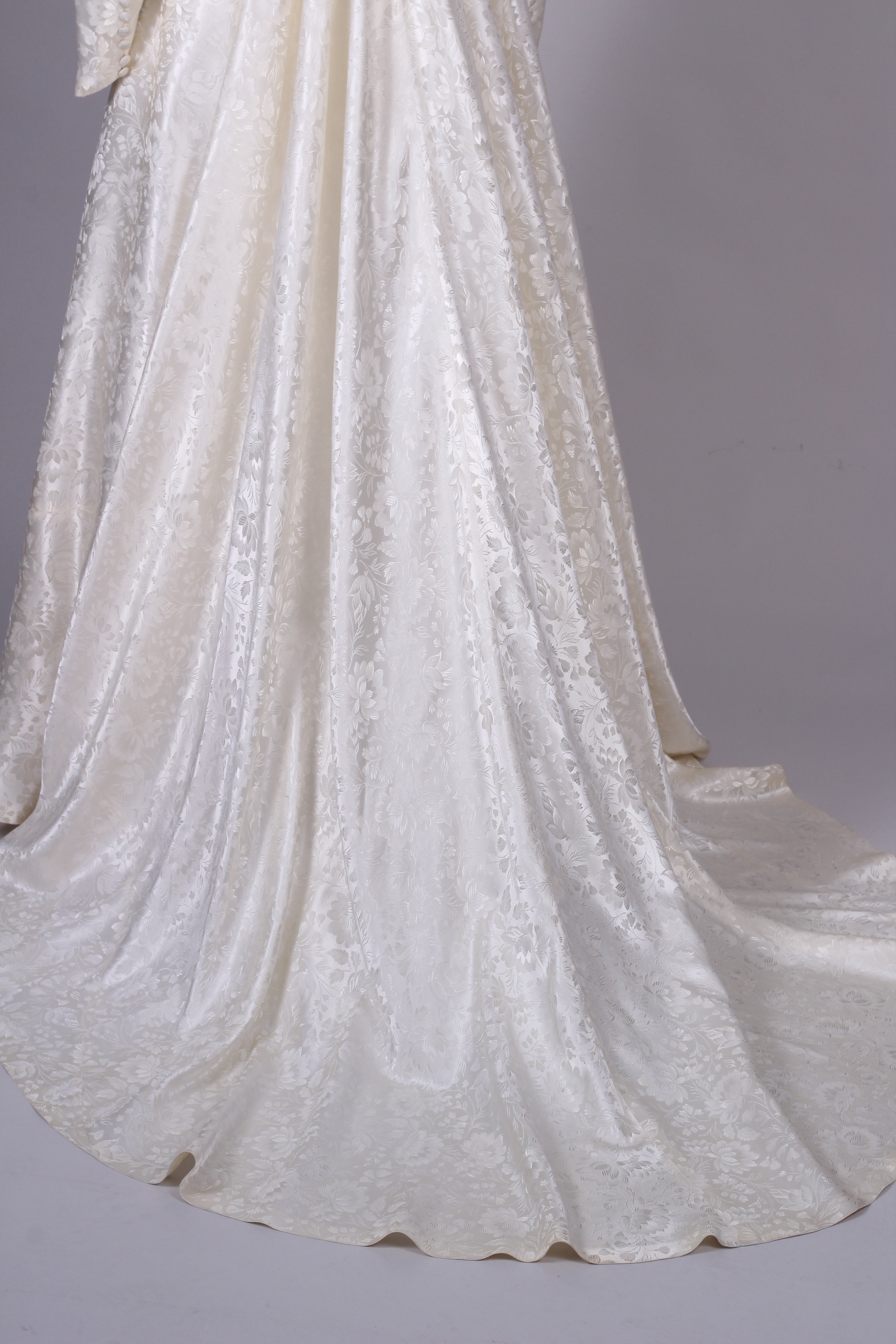Brudekjole med slæb, M. 1950.