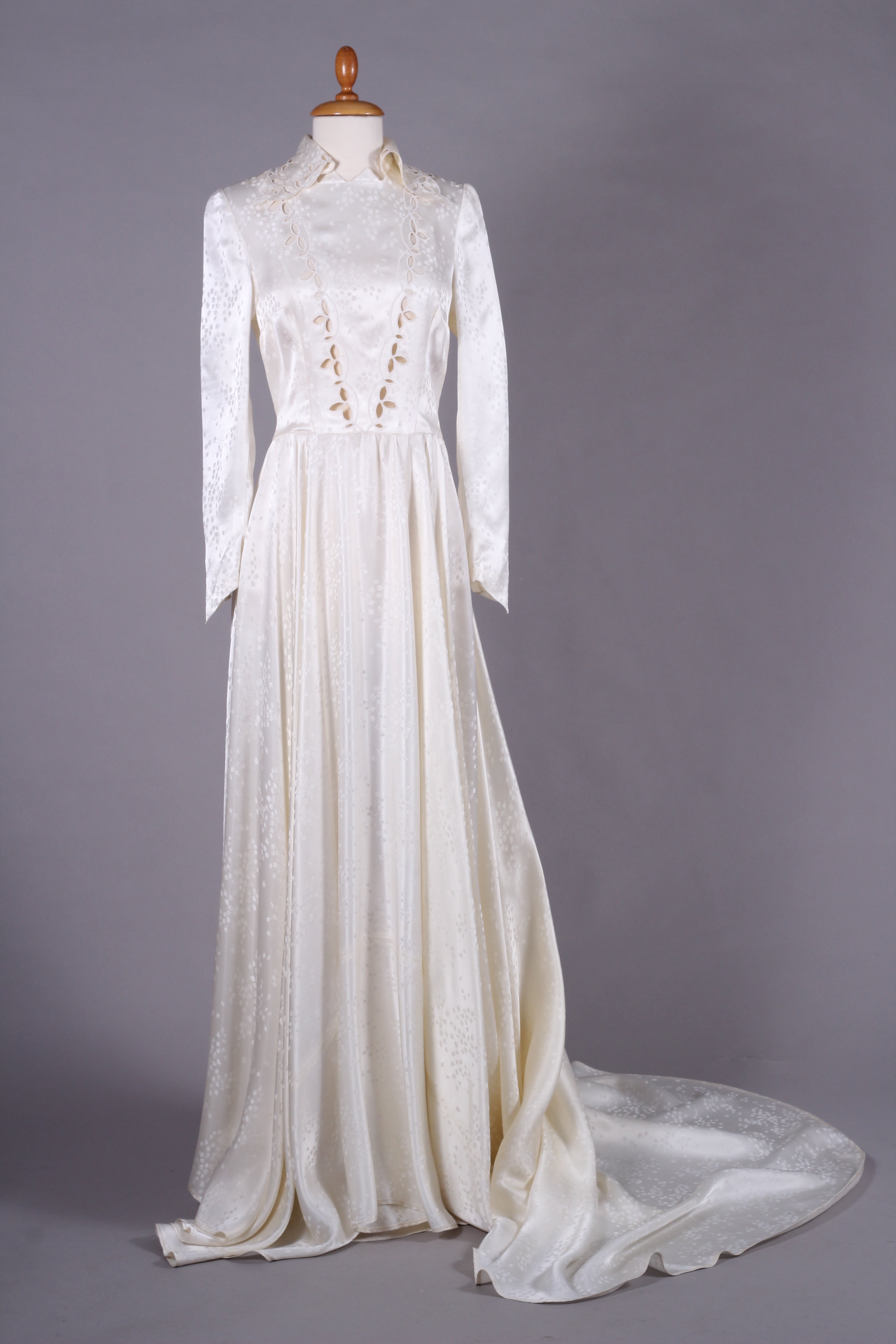 Brudekjole med hulmønster og langt slæb. 1940. S