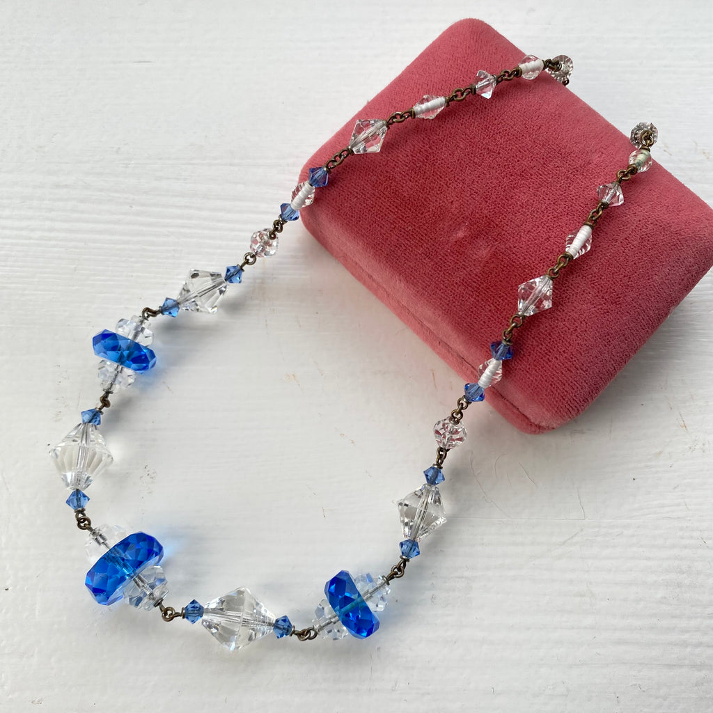 Halskæde med lyseblå og klare perler i krystalglas. 1930. Art Deco.