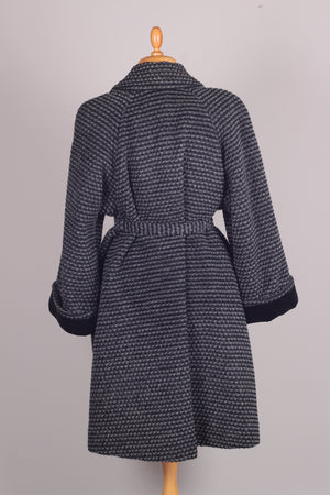 Frakke, grå/sort uld, velour på ærmerne. 1950. L