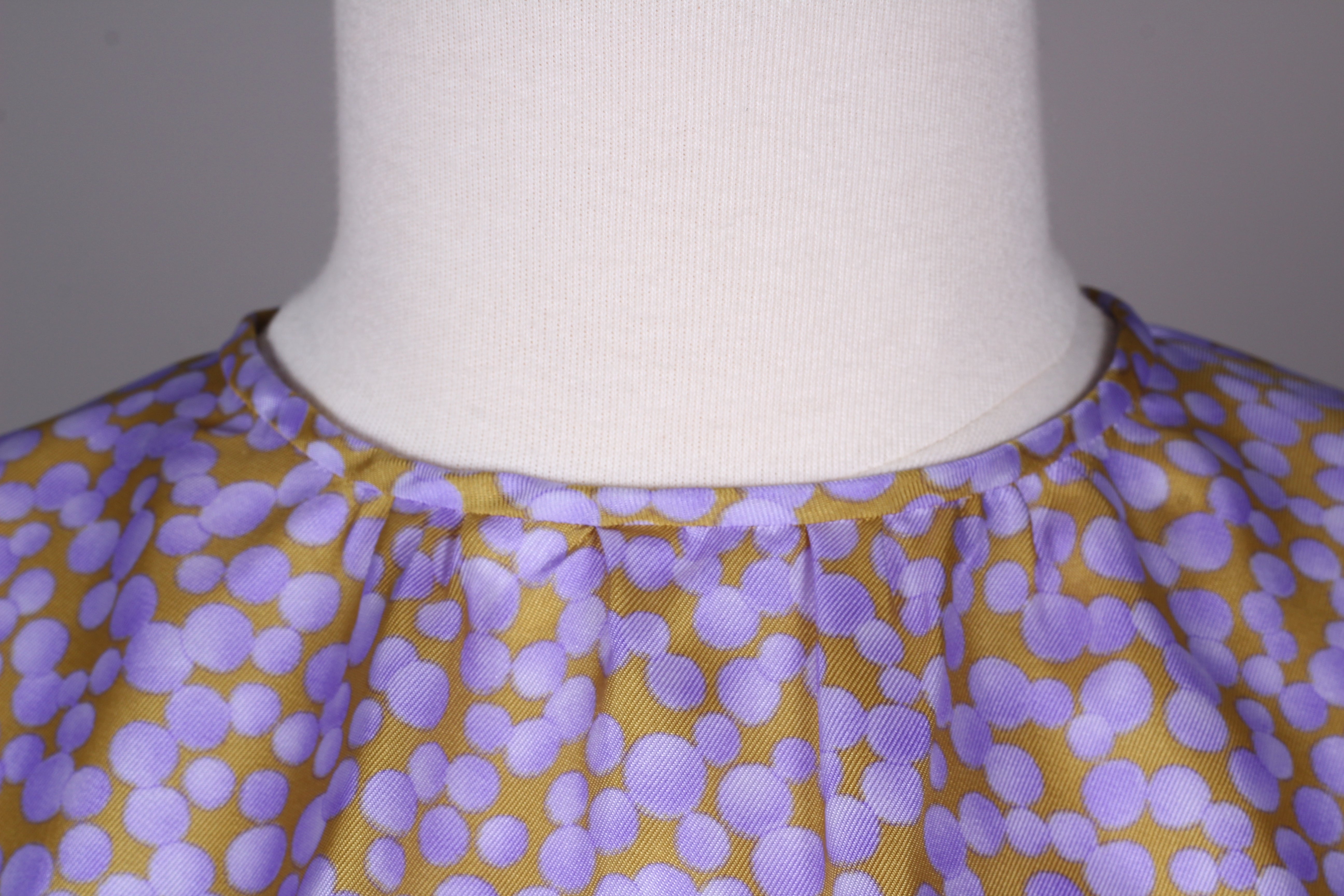 Skjortebluse, satin med print. 1960. S-M