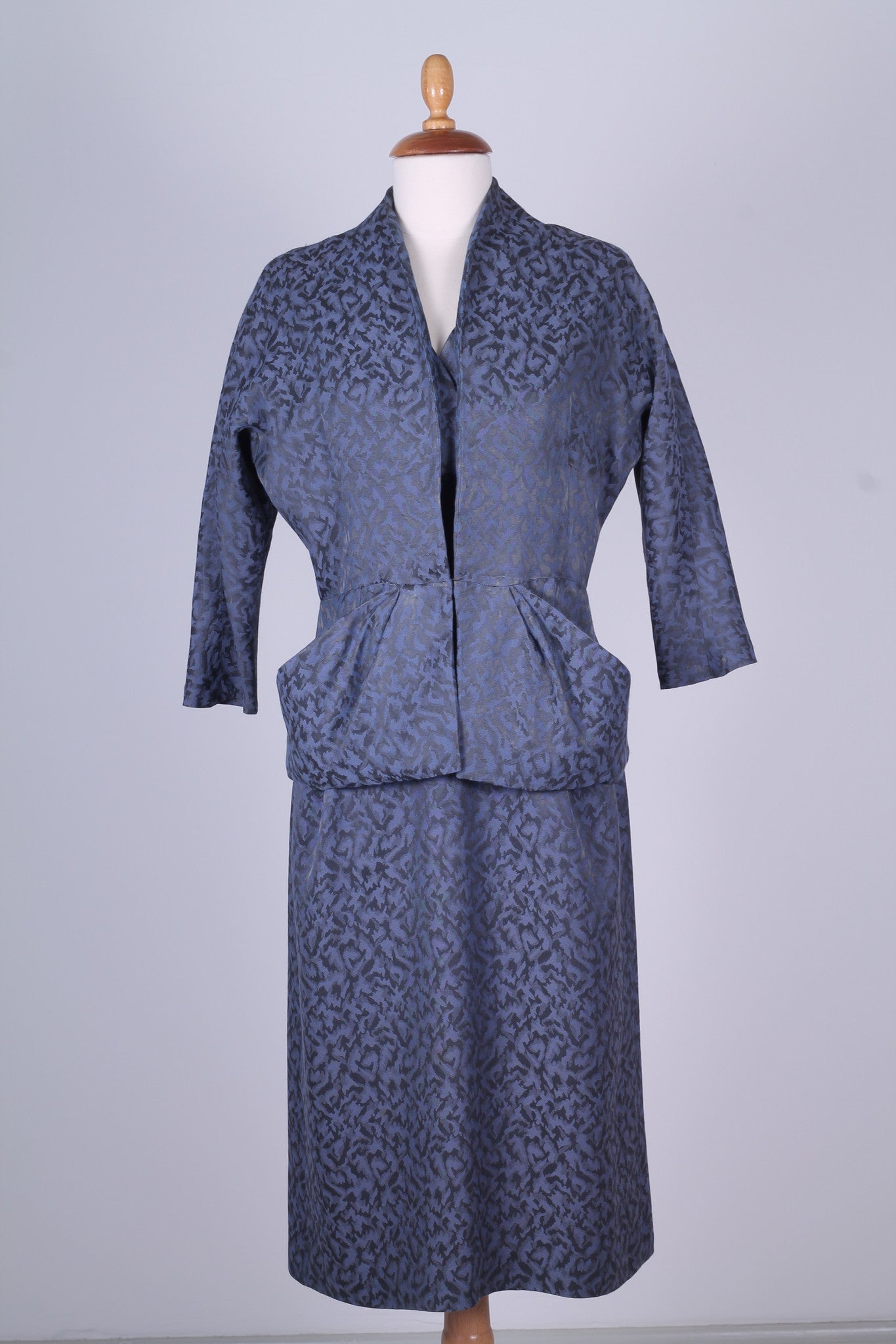 Solgt vintage tøj - Grå kjole med jakke i bomuldsbrokade 1950. S-M - Solgt - Vintage Divine - 3