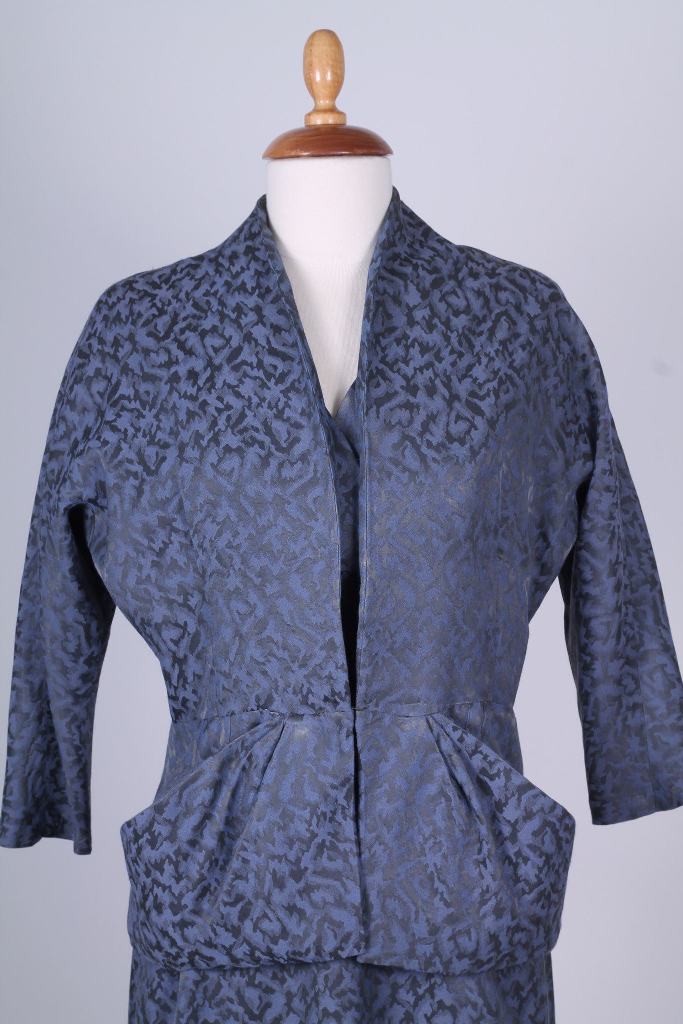 Solgt vintage tøj - Grå kjole med jakke i bomuldsbrokade 1950. S-M - Solgt - Vintage Divine - 9