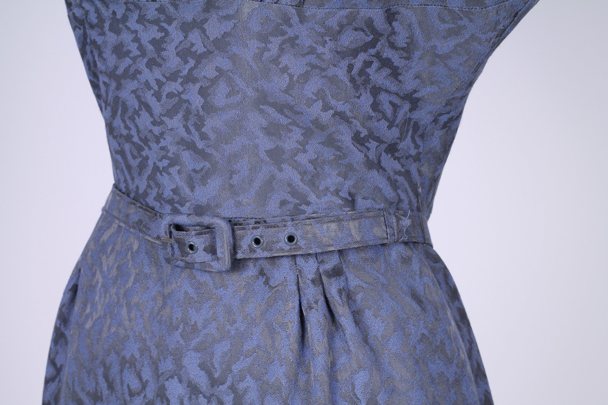 Solgt vintage tøj - Grå kjole med jakke i bomuldsbrokade 1950. S-M - Solgt - Vintage Divine - 7