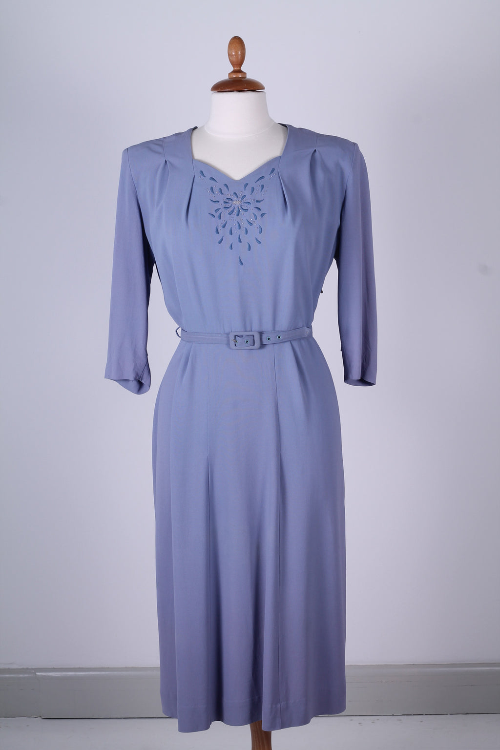 Vintage tøj - Lyselilla kjole med broderi 1940. L - Vintage kjoler fra 1940'erne - Vintage Divine - 1