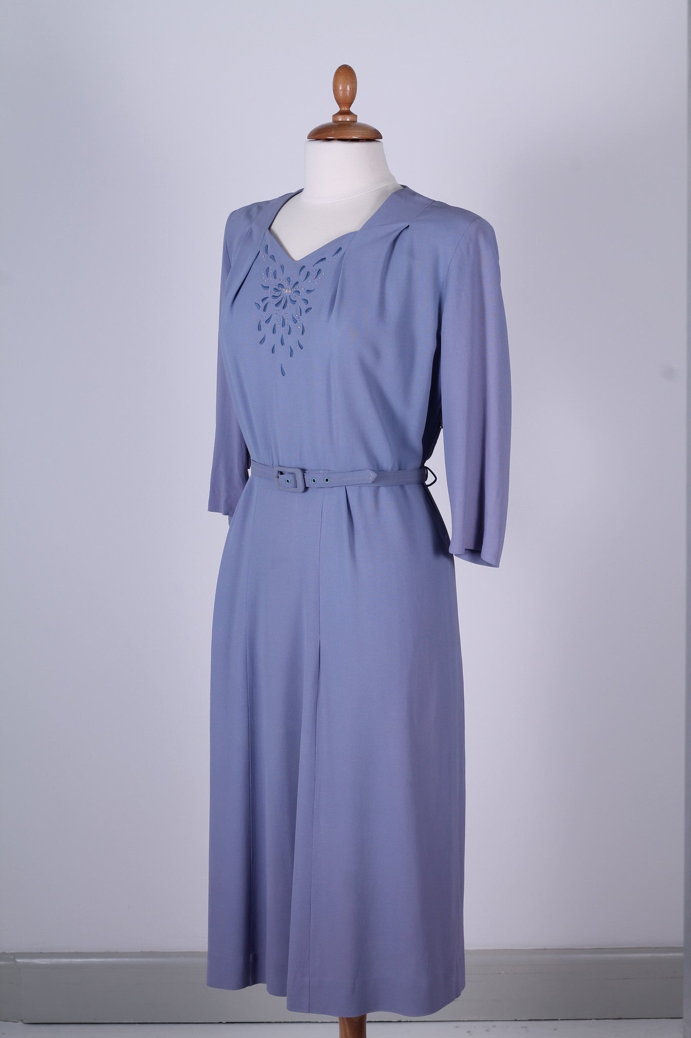 Vintage tøj - Lyselilla kjole med broderi 1940. L - Vintage kjoler fra 1940'erne - Vintage Divine - 2