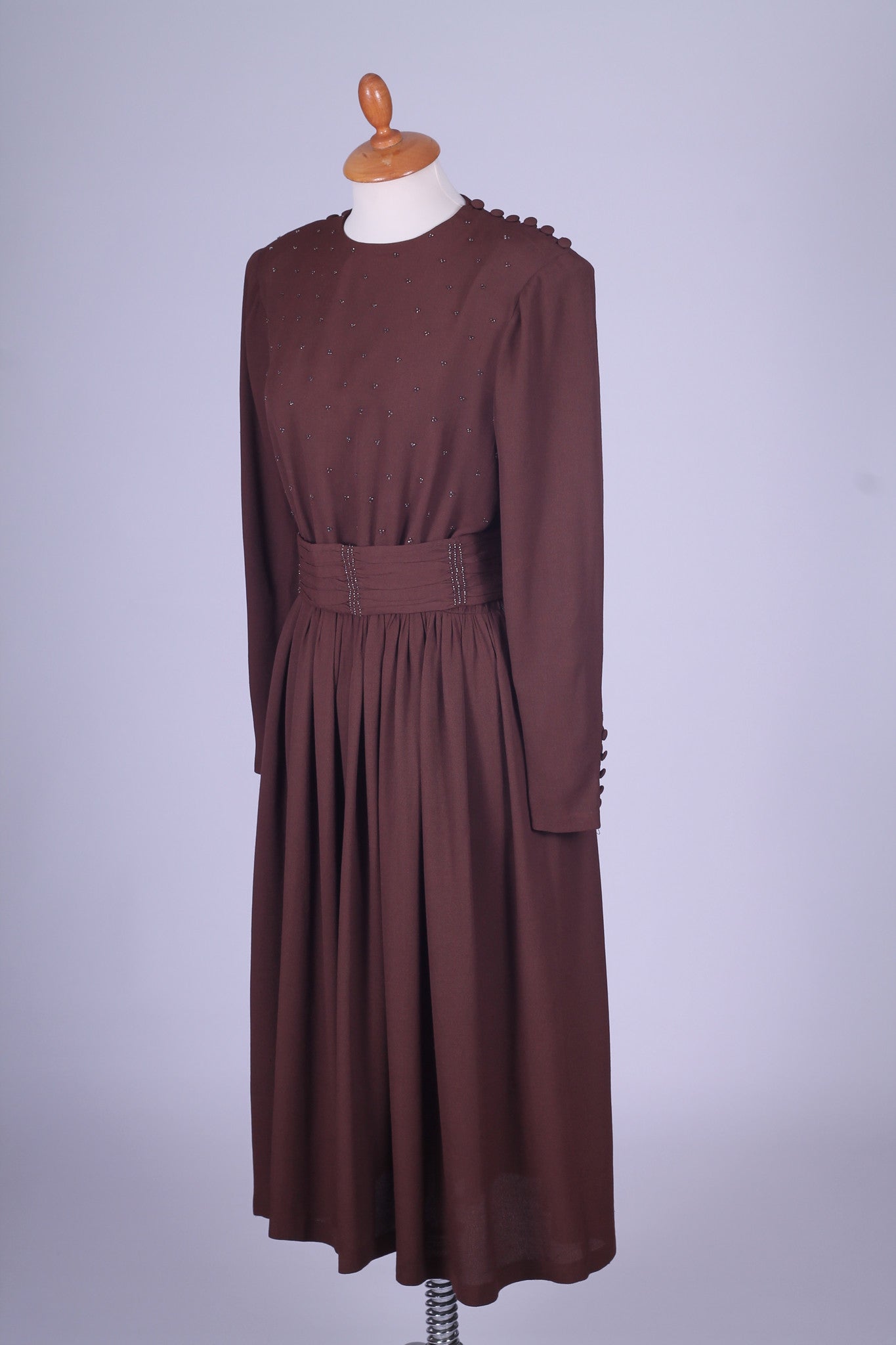 Brun kjole med perlebroderi 1930. S.M