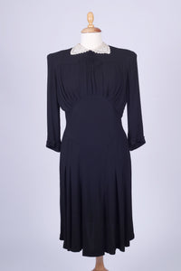 Sort kjole i silke georgette. 1940. M